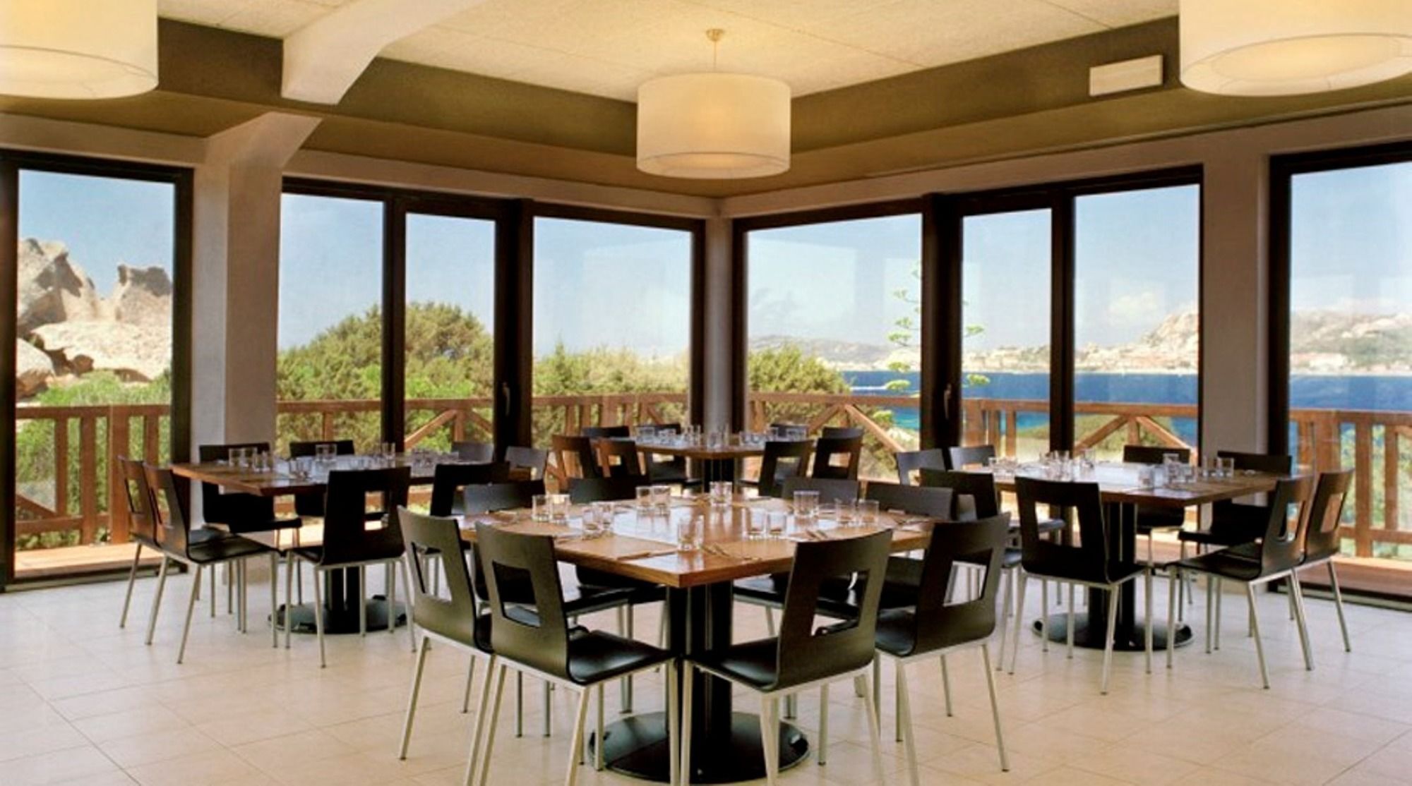 2 restaurants, breakfast served