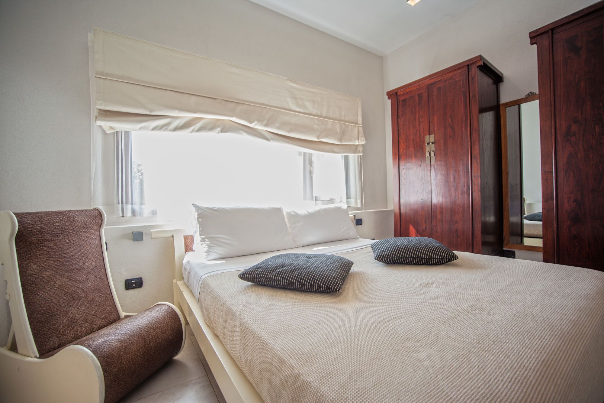 minibar, in-room safe, desk