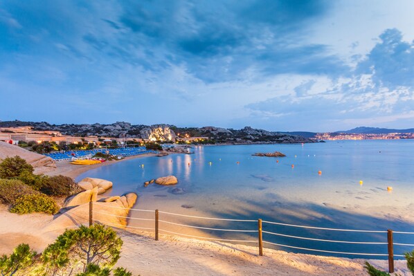 Plage privée, snorkeling, beach-volley, voile