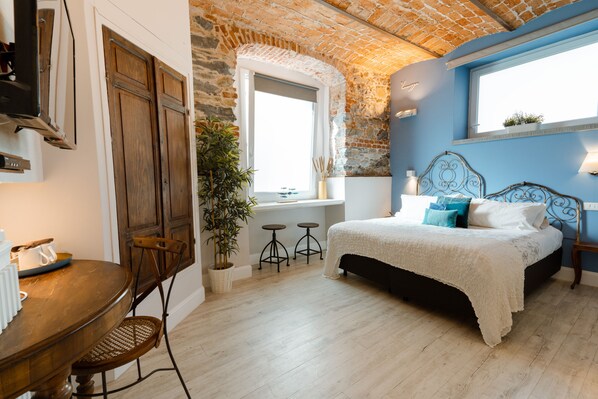 Habitació doble o amb dos llits individuals Deluxe | Cobrellits, minibar amb articles gratuïts i caixa forta a l'habitació 