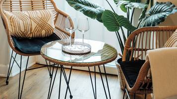 Romantische studio suite, sauna | Donsdekens, een minibar met enkele gratis items, een kluis op de kamer