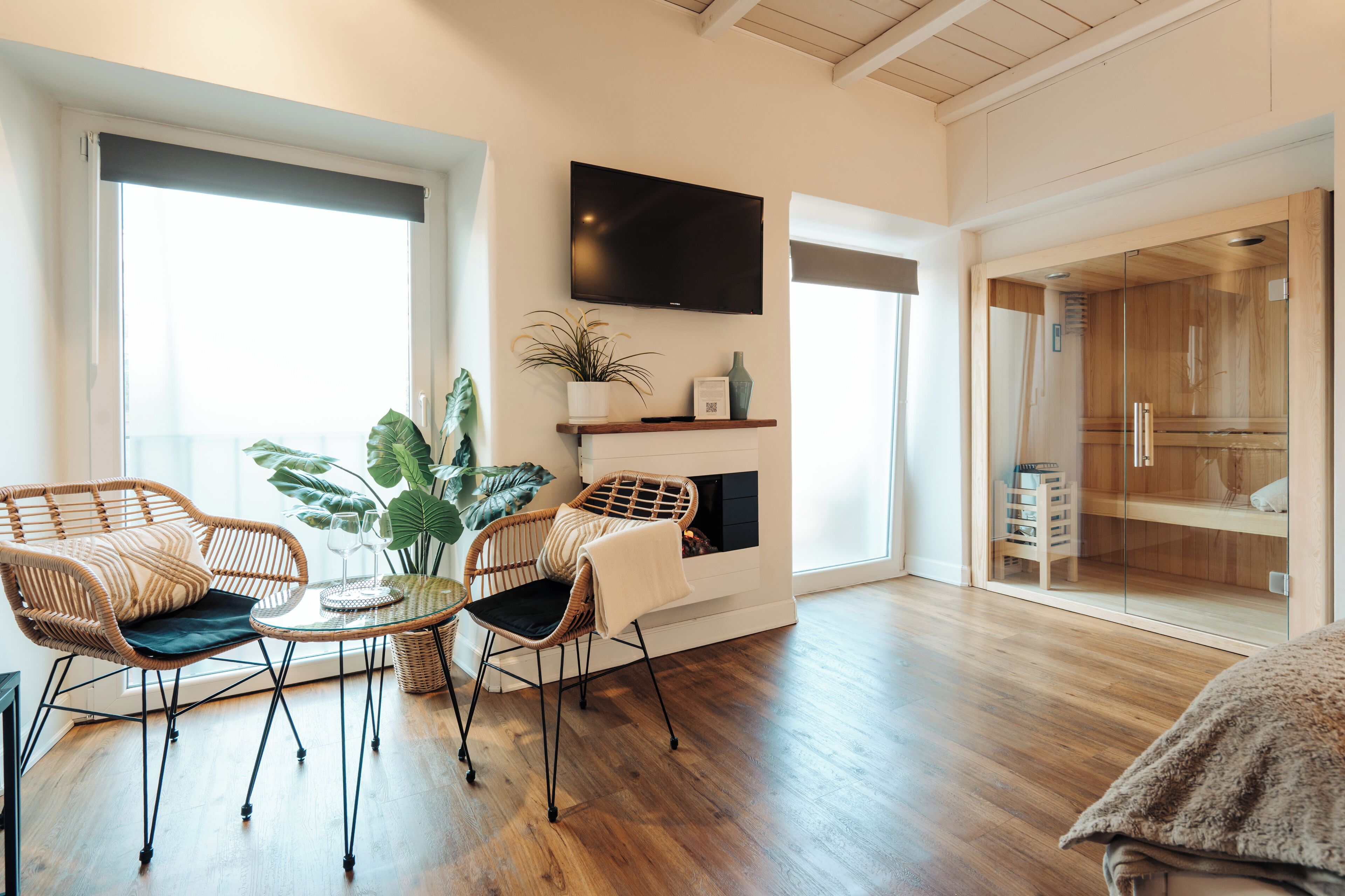 Romantic Studio Suite, Sauna | Down comforters, free minibar items, in-room safe