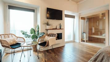 Romantische studio suite, sauna | Donsdekens, een minibar met enkele gratis items, een kluis op de kamer