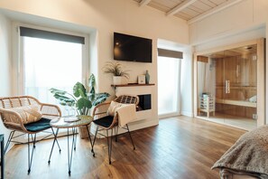 Romantische studio suite, sauna | Donsdekens, een minibar met enkele gratis items, een kluis op de kamer