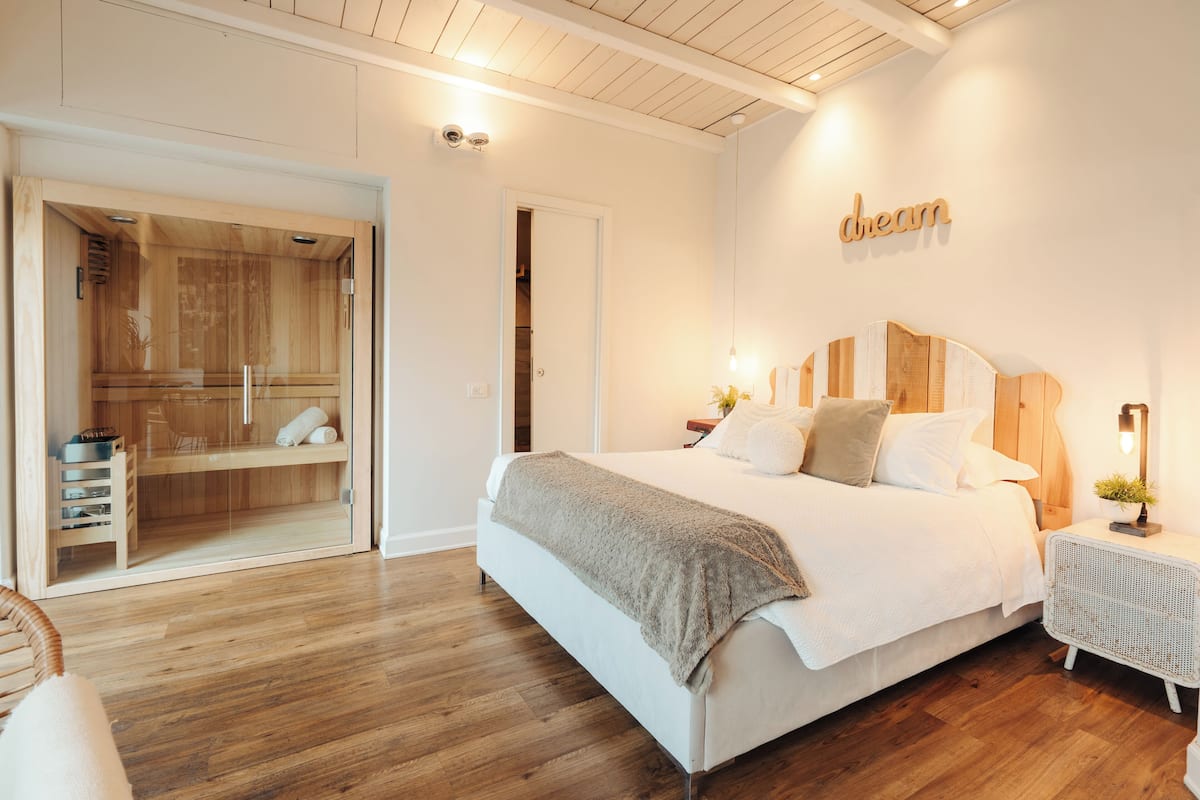 Estudi en suite romàntic, sauna | Cobrellits, minibar amb articles gratuïts i caixa forta a l'habitació