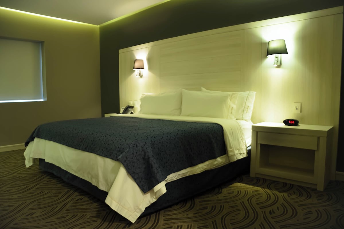 1 bedroom, in-room safe, desk, blackout drapes