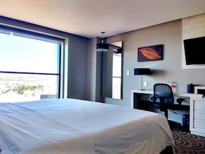 Suite, 1 King-Bett | 1 Schlafzimmer, Zimmersafe, Schreibtisch, Verdunkelungsvorhänge