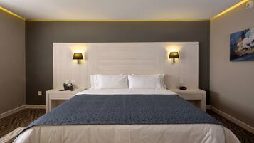 Habitación estándar, 1 cama King size | 1 habitación, caja de seguridad en la habitación y escritorio