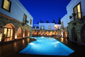 Outdoor pool, pool umbrellas, sun loungers - Saraya Bodrum Hotel (Bodrum)