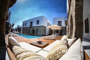 Outdoor pool, pool umbrellas, sun loungers - Saraya Bodrum Hotel (Bodrum)