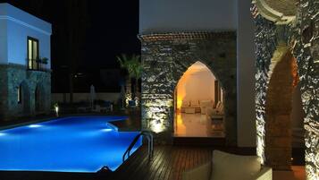 Outdoor pool, pool umbrellas, sun loungers