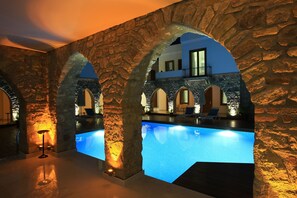Outdoor pool, pool umbrellas, sun loungers - Saraya Bodrum Hotel (Bodrum)