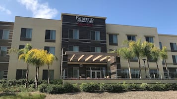 Un hôtel à plusieurs étages avec une enseigne indiquant « Fairfield Inn & Suites Marriott ».