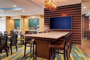 Free daily buffet breakfast - Fairfield Inn & Suites San Diego Carlsbad (Carlsbad)