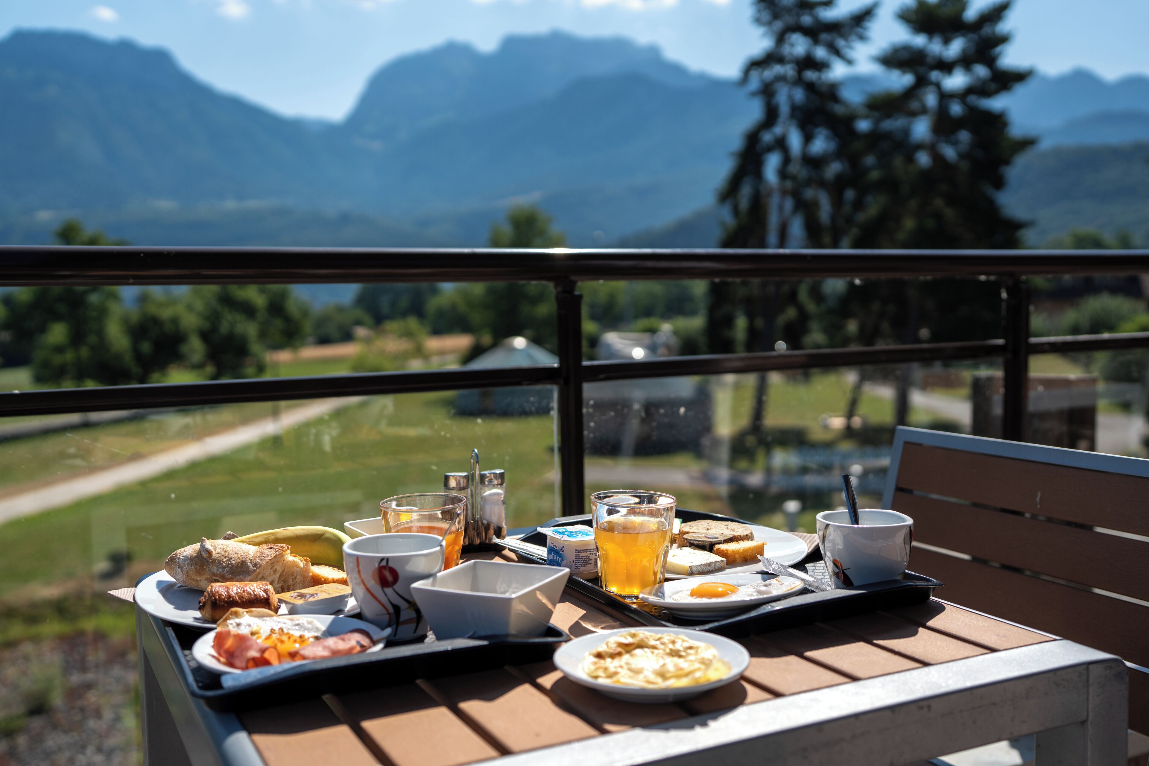 Daily continental breakfast (EUR 13 per person)