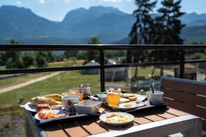 Tägliches kontinentales Frühstück (13 EUR pro Person)