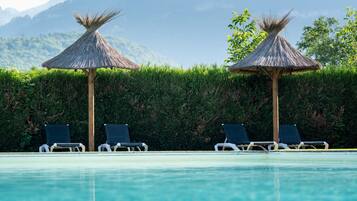 Piscine extérieure (ouverte en saison), parasols de plage