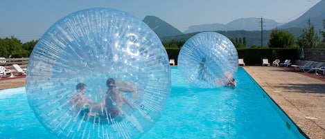 Een seizoensgebonden buitenzwembad, parasols voor strand/zwembad
