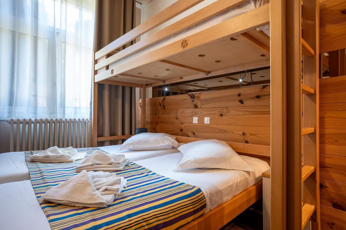 Suite económica, 1 habitación, baño privado | 1 dormitorio, cortinas opacas, tabla de planchar con plancha