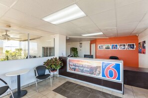 Lobby sitting area - Motel 6 Fort Worth, TX - Stockyards (Fort Worth)