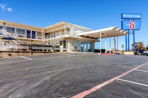 Property entrance - Motel 6 Fort Worth, TX - Stockyards (Fort Worth)
