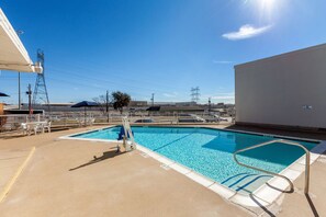 Outdoor pool - Motel 6 Fort Worth, TX - Stockyards (Fort Worth)