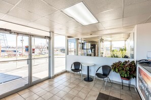 Lobby sitting area - Motel 6 Fort Worth, TX - Stockyards (Fort Worth)