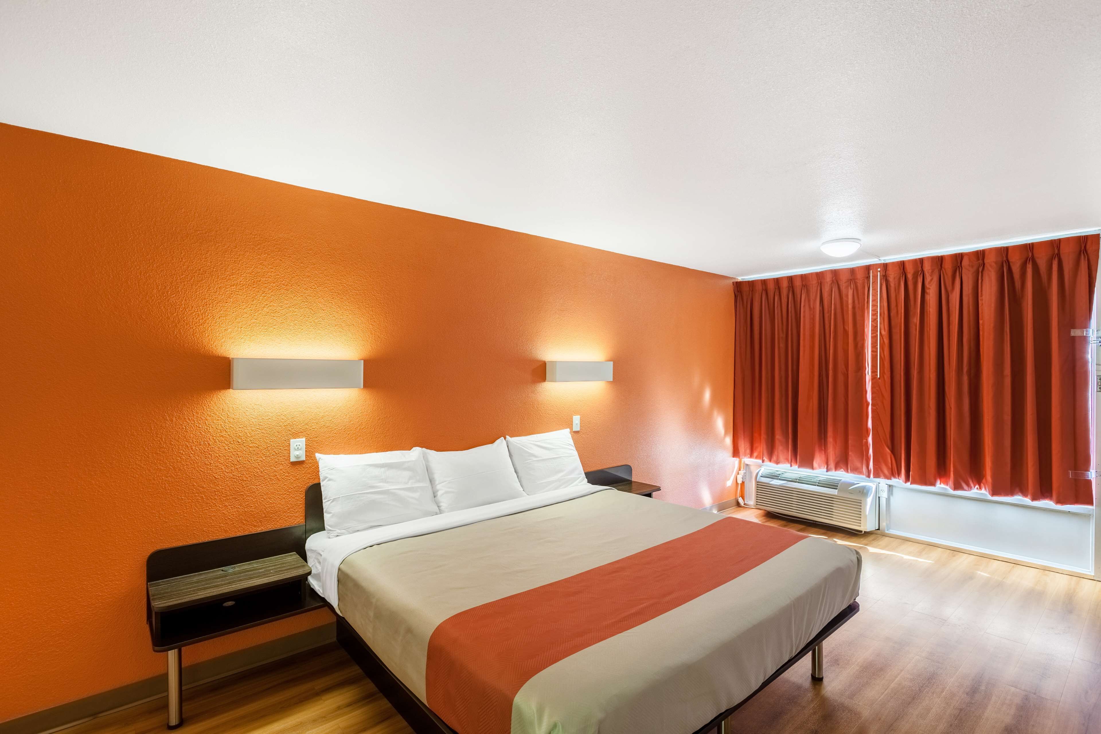 واي فاي مجانًا وملاءات أسرّة