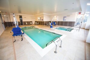 Una piscina cubierta