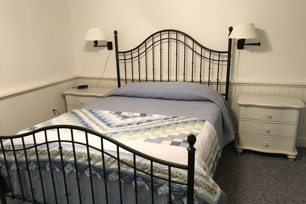 1 bedroom, desk, iron/ironing board, WiFi (free)