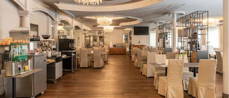 Daily buffet breakfast (CHF 15 per person)