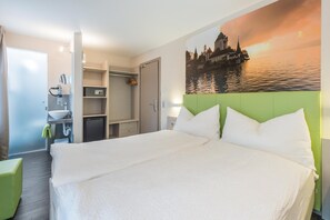 Een kluis op de kamer, een bureau, gratis wifi, beddengoed