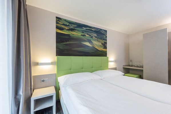 Double Room | In-room safe, desk, free WiFi, bed sheets - Adhhoc Hotel (Naters)