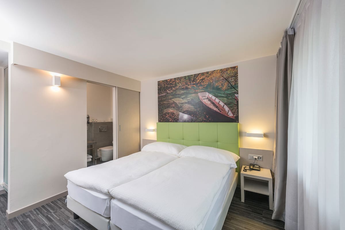 Chambre Double | Coffres-forts dans les chambres, bureau, Wi-Fi gratuit, draps fournis