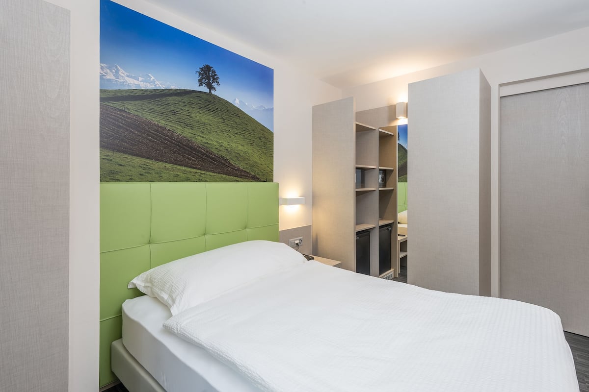 Chambre Simple | Coffres-forts dans les chambres, bureau, Wi-Fi gratuit, draps fournis
