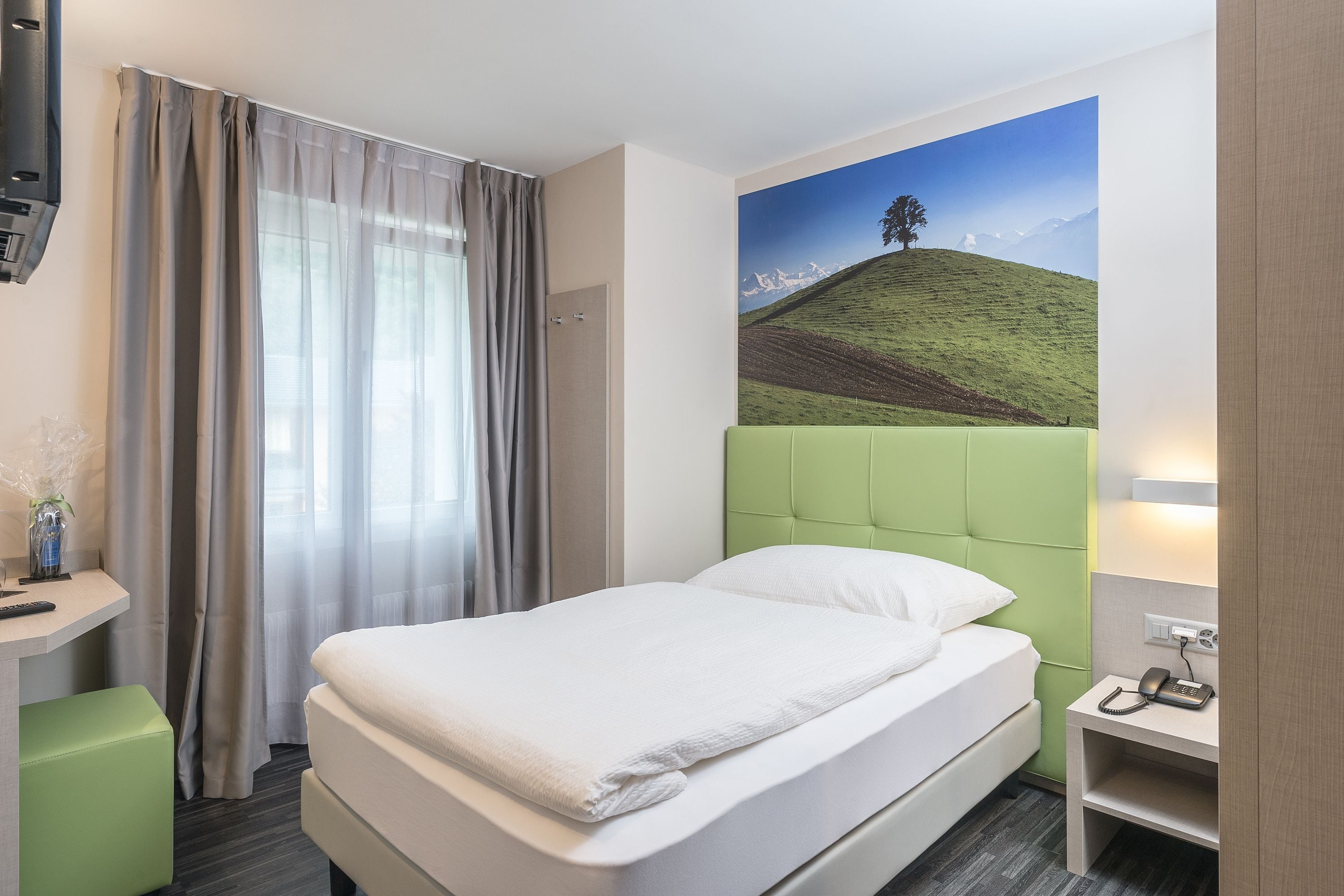 single room | in-room safe, desk, free wifi, bed sheets