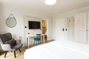 Quarto casal conforto, sacada | Wi-Fi de cortesia, roupa de cama