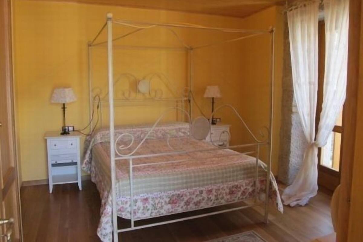 Kamar Double | Dilengkapi dengan perabotan berbeda-beda dan kedap suara