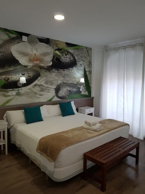 Standard Suite, City View | In-room safe, desk, soundproofing, iron/ironing board - Hostal Star Madrid (Madrid)