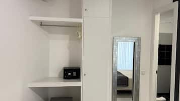 Comfort Triple Room | Peti besi dalam bilik, meja, kalis bunyi, seterika/papan seterika