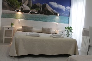 In-room safe, desk, soundproofing, iron/ironing board - Hostal Star Madrid (Madrid)