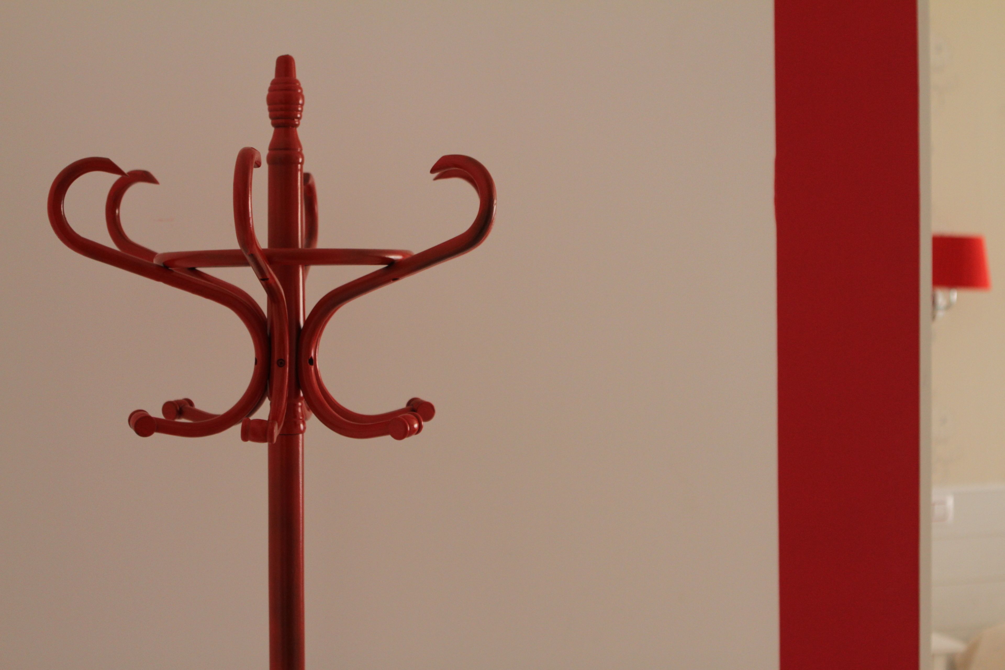 Un perchero rojo de diseño sencillo y elegante.