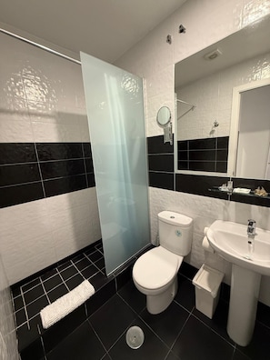Quarto triplo conforto | Banheiro | Chuveiro, secador de cabelo, toalhas de banho