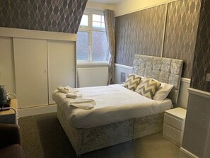 Double Room | Iron/ironing board, free WiFi, bed sheets, wheelchair access