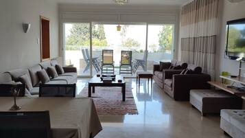 Villa, 5 habitaciones, vistas al mar | Zona de estar | Televisión de pantalla plana de 50 pulgadas con canales por satélite