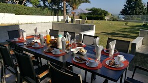 Outdoor dining - Villa Ambre (La Marsa)