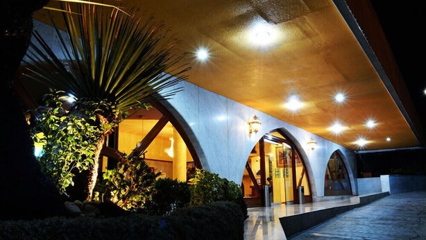 Un edificio moderno con entradas arqueadas y un interior bien iluminado.