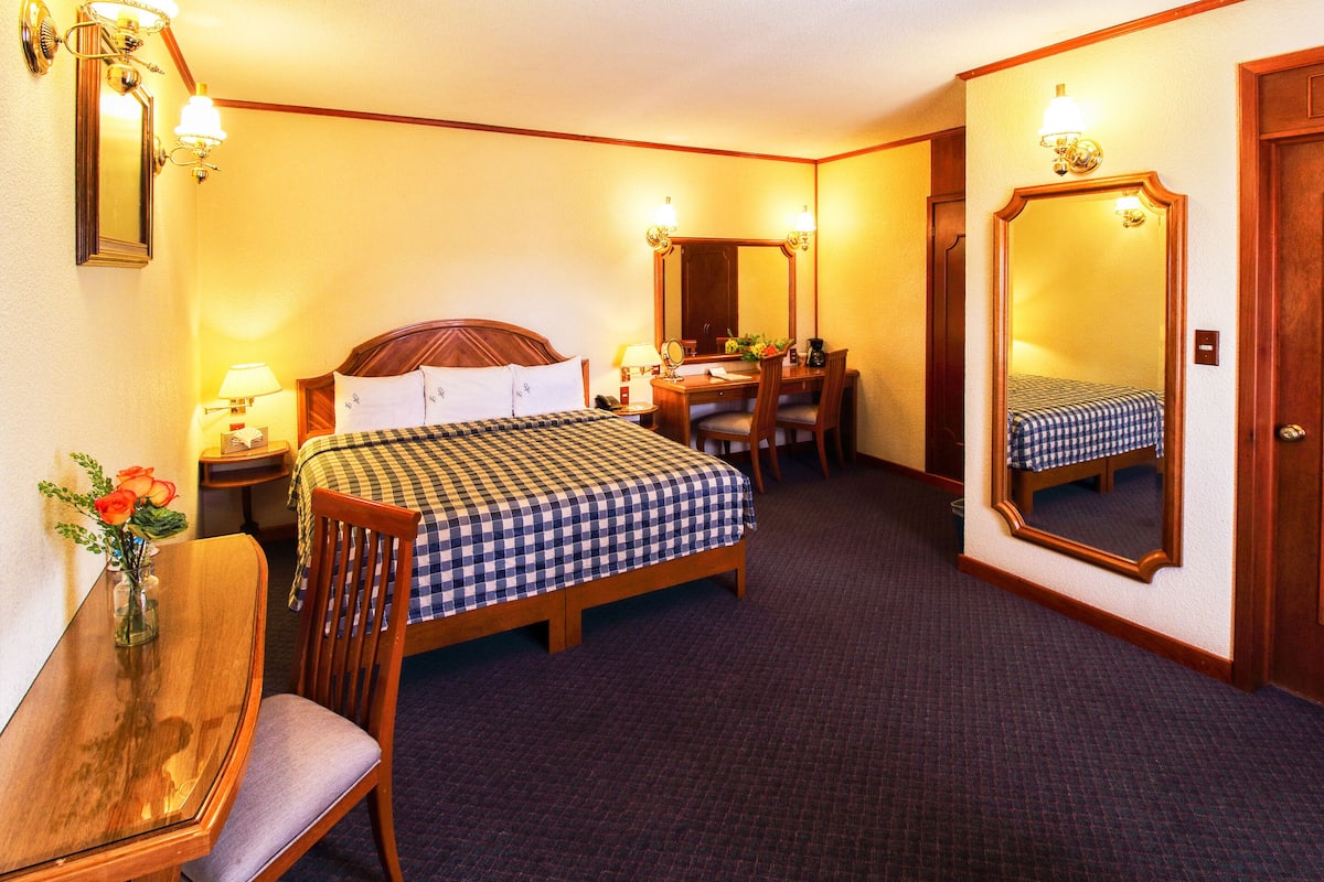 Executive Room | Premium bedding, pillow-top beds, in-room safe, blackout curtains
