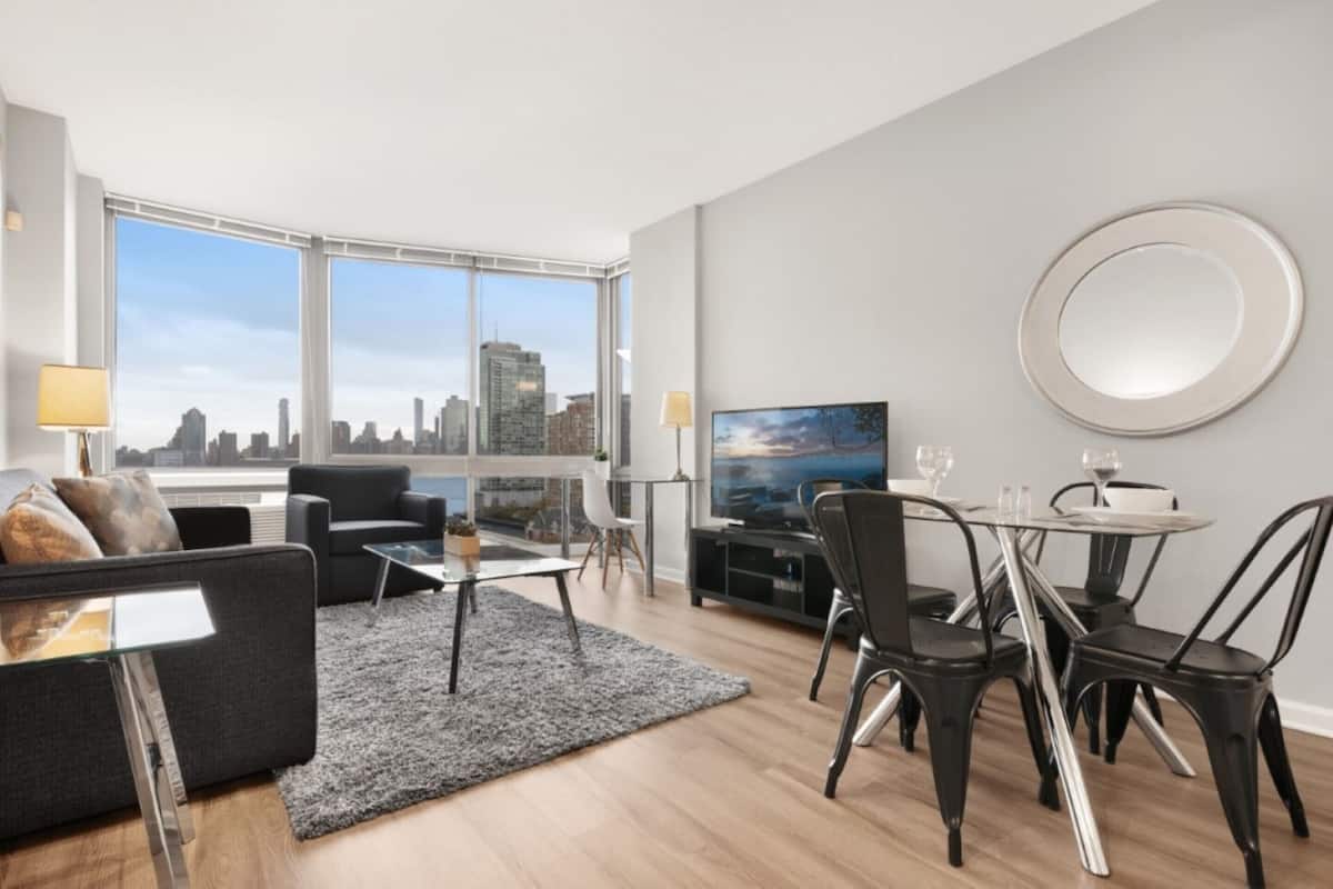 Deluxe-Apartment, 1 Schlafzimmer, Flussblick | Wohnbereich | Flachbildfernseher