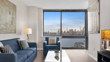 Deluxe appartement, 2 slaapkamers, uitzicht op rivier | Woonkamer | Een flatscreentelevisie